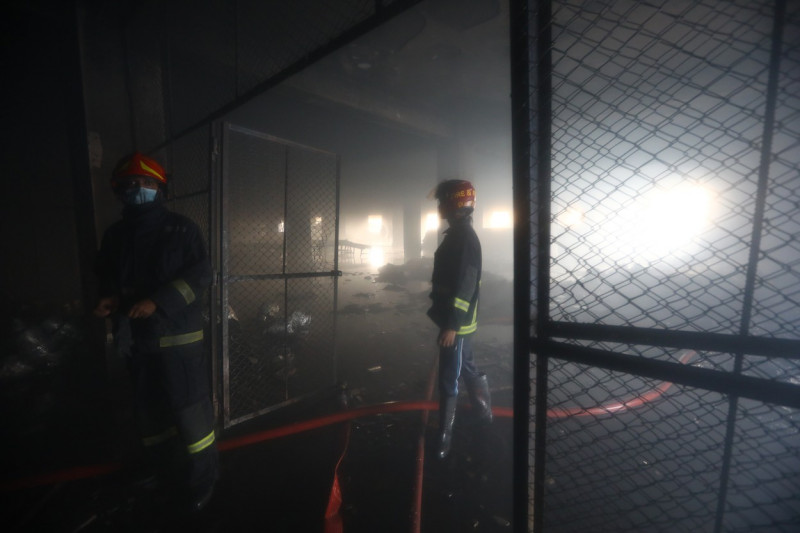 52 de morți în urma unui incendiu izbucnit la o fabrică din Bangladesh.