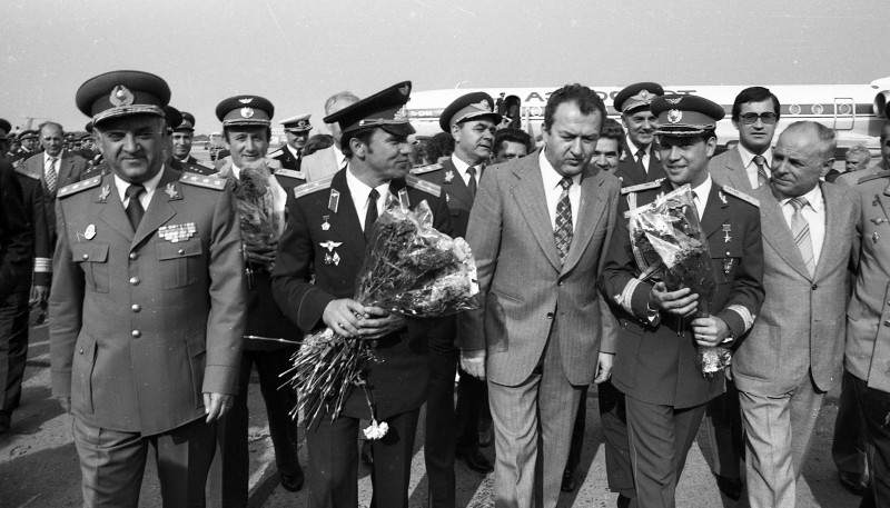 Cosmonautul Dumitru PRunariu la întoarcerea în România, după zborul în spațiu. În planul al doilea, Dumitru Dediu, cosmonautul de rezervă al lui Prunariu
