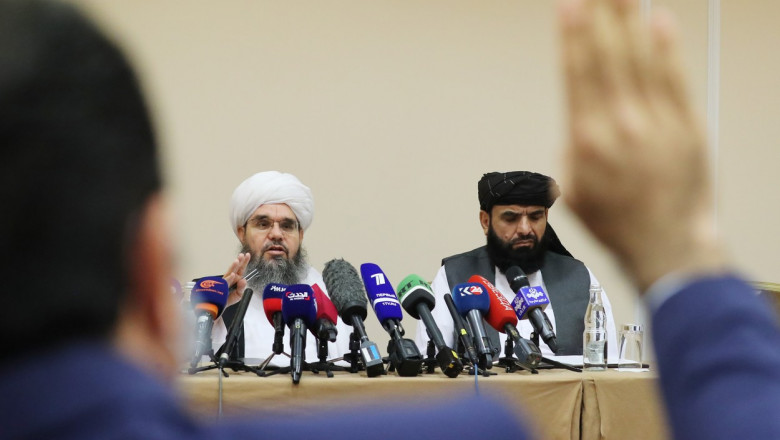 Delegație a talibanilor la o conferință de presă la Mossocva.