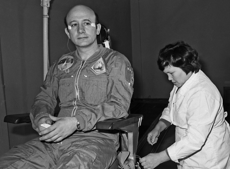 Cosmonautul Mitică Dediu în timpul testelor medicale din URSS