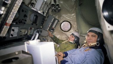Cosmonautul Dumitru Dediu (stânga), rezerva cosmonautului român Dumitru Prunariu, alături de cosmonautul sovietic Iuri Romanenko
