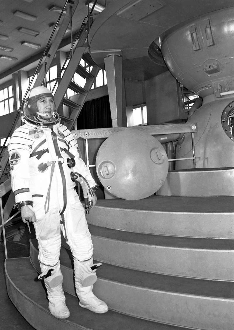 Cosmonautul Mitică Dediu în costum de scafandru cosmic, în timpul pregătirilor pentru zborul spațial