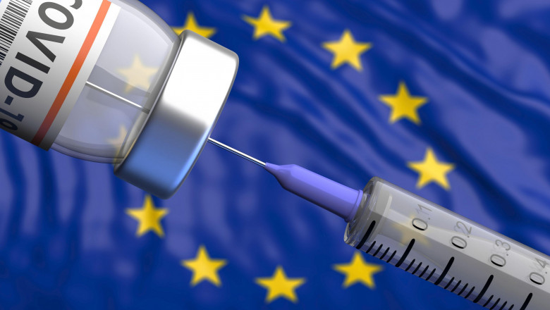 Seringă si doză de vaccin cu drapelul UE în fundal.
