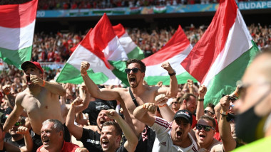 Fani maghiari în tribunele stadionului din Budapesta.