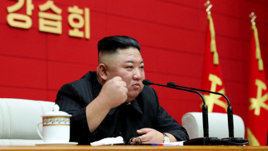 Kim Jong Un vorbește cu pumnul ridicat.
