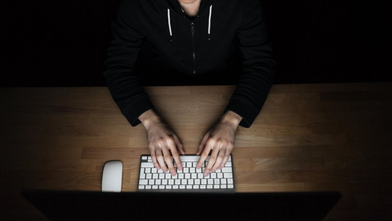 Un bărbat lucrează la computer.