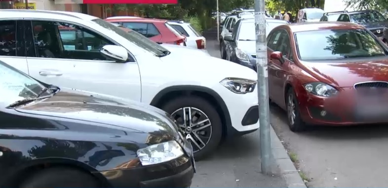 Poliția va putea ridica mașinile oprite neregulamentar pe trotuar