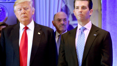 Fostul președinte american Donald Trump, fiul său Donald, Jr. și Allen Weisselberg, directorul financiar al Trump Organization, în 2017.