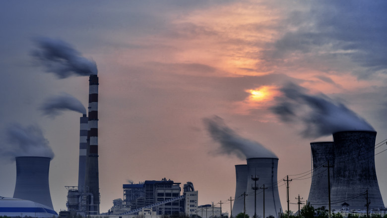 Panoramă cu o centrală electrică pe cărbune pe timp de zi