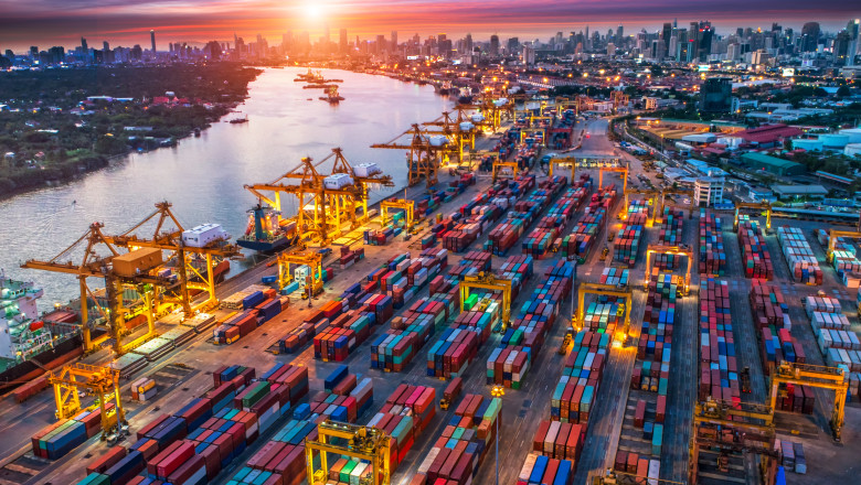 un port cu multe containere care sunt pregătite de import și export
