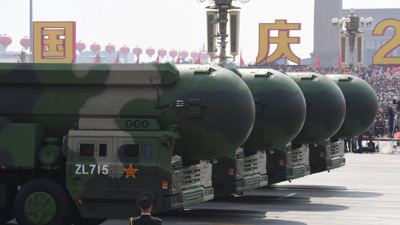 Rachete balistice intercontinentale capabile să transporte încărcătură nucleară, puse pe transportoare, la o paradă militară în Piața Tiananmen din Beijing, China