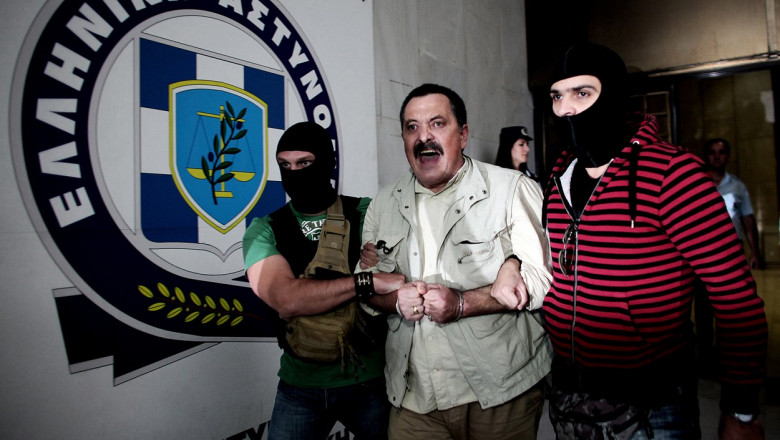 Lider neonazist din Grecia, cu cătușe la mâini.