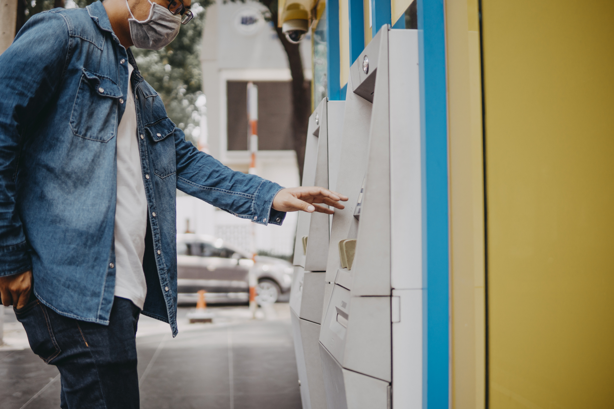 Un bărbat a găsit 1.300 de euro uitați la un bancomat din Aiud și i-a luat. Acum este cercetat de poliție