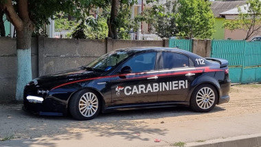 Mașina neagra ce are aplicate autocolante cu inscripția „Carabinieri" si „112" pe părțile laterale, capota motor și capota portbagaj.