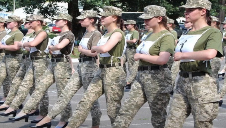femei in armata defiland pe tocuri
