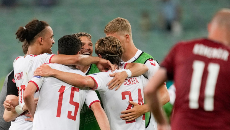jucatorii danezi se bucura pentru calificarea in semifinalele euro 2020
