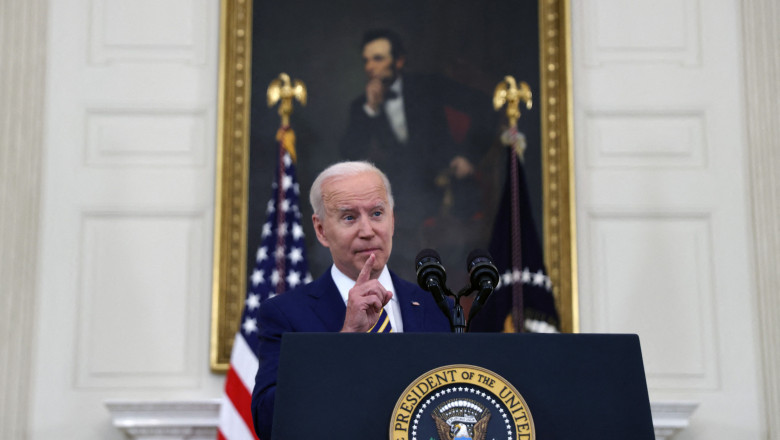 președintele SUA, Joe Biden, vorbește de la pupitrul prezidențial cu un tablou cu Abraham Lincoln în spate