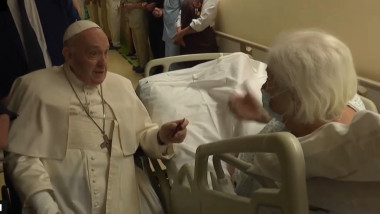 papa francisc cu o pacienta in spital