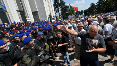 politisti pensionari protesteaza in fata parlamentului de la kiev, jandarmii au facut zide de aprare in jurul intrarii