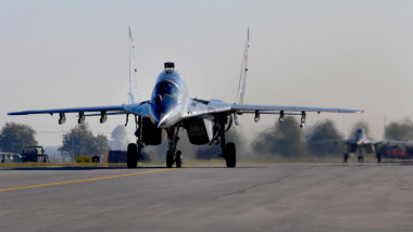 Un avion MiG-29 se pregătește de decolare.