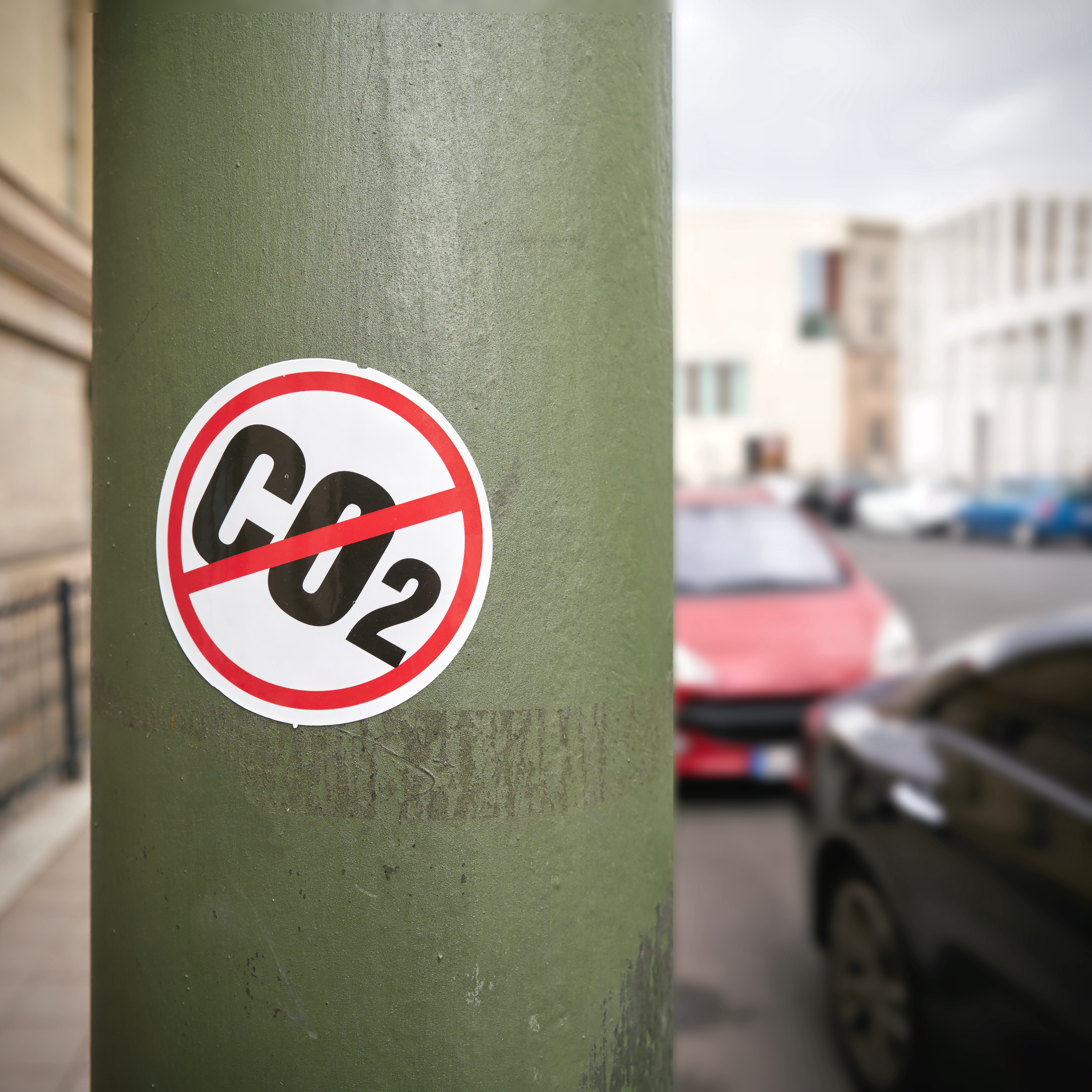Taxarea emisiilor de CO2 generate de încălzirea locuințelor și de transporturi împarte UE în două tabere
