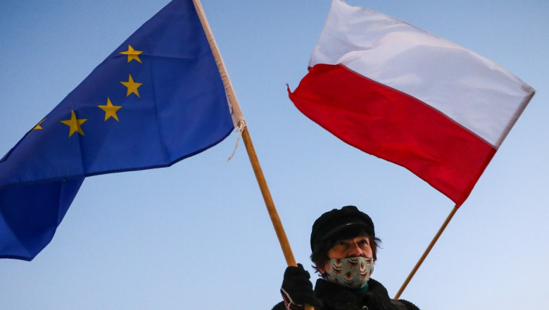Bărbat cu steagul Uniunii Europene și Poloniei