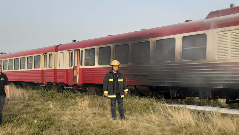 Un tren care mergea spre Arad a luat foc.