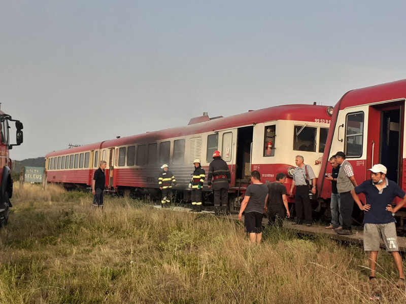 Un tren care mergea spre Arad a luat foc