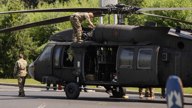 Un elicopter american Black Hawk a aterizat forțat în piața Charles de Gaulle din București.