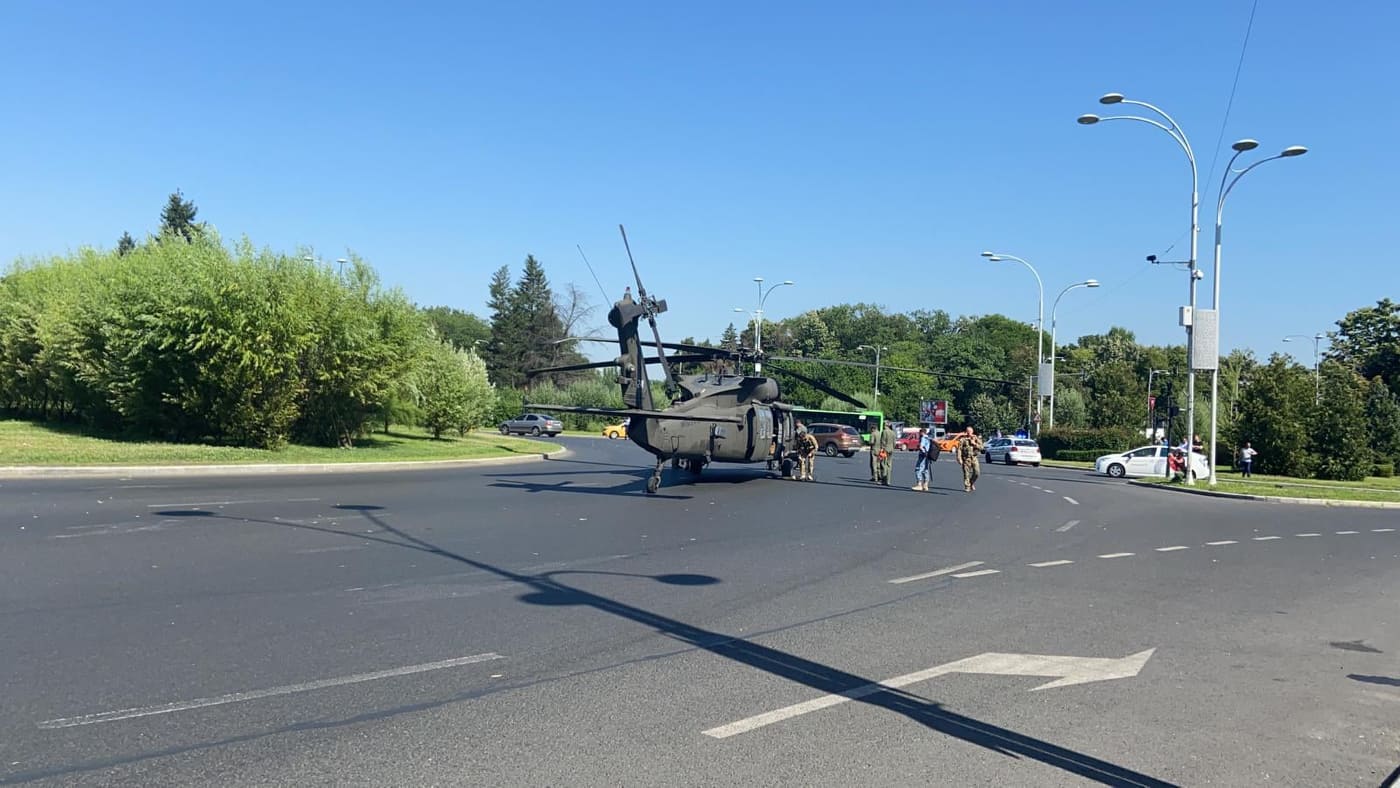 Un elicopter militar american a aterizat forțat în Piața ...