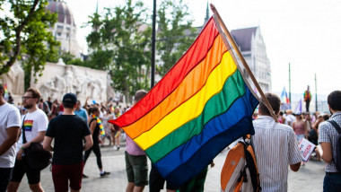 steagul curcubeu in timpuk paradei gay la budapesta