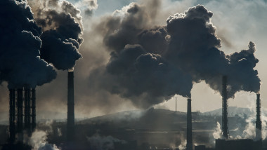 O centrală pe cărbune care emite doxid de carbon pe mai multe furnale.