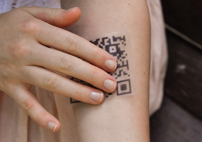 Locuitorii din Moscova își tatuează QR codul care demonstrează vaccinarea.