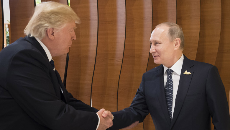 Donadl Trump îl salută pe Vladimir Putin la summitul G20.