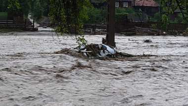 masina luata de ape, inundatii alba