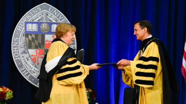 angela merkel primeste diploma de doctor honoris causa al universitatii johns hopkins din sua