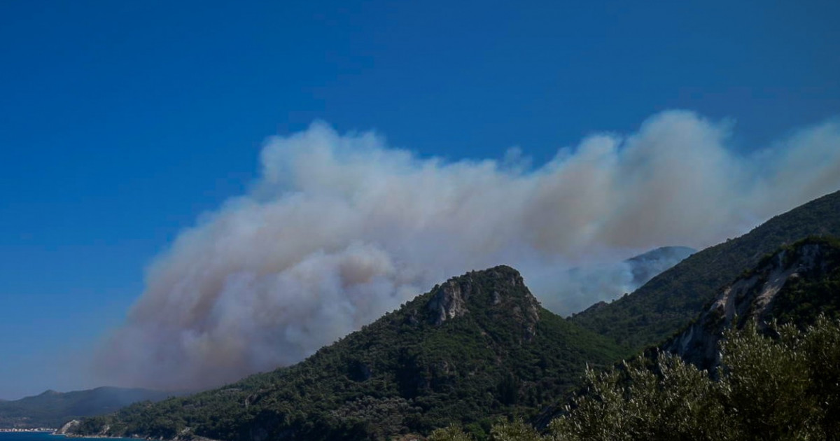 Πολλά ξενοδοχεία στο ελληνικό νησί της Σάμου εκκενώθηκαν λόγω σφοδρής πυρκαγιάς