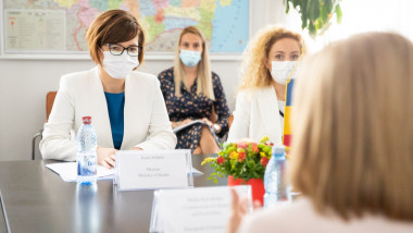 Ioana Mihăilă, ministrul Sănătății, cu masca si ochelari, în timpul întrevederii cu comisarul european Stella Kyriakides