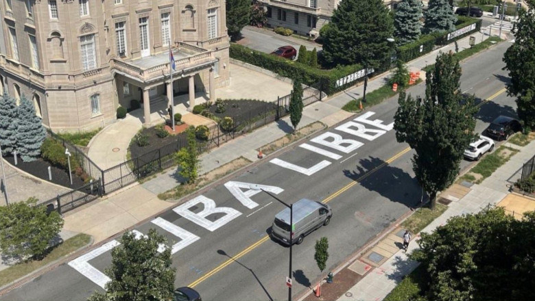 Mesaj Cuba Libre cu vopsea albă pe o stradă