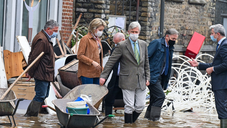 Regele și regina Belgiei au mers în zonele afectate de inundații devastatoare.
