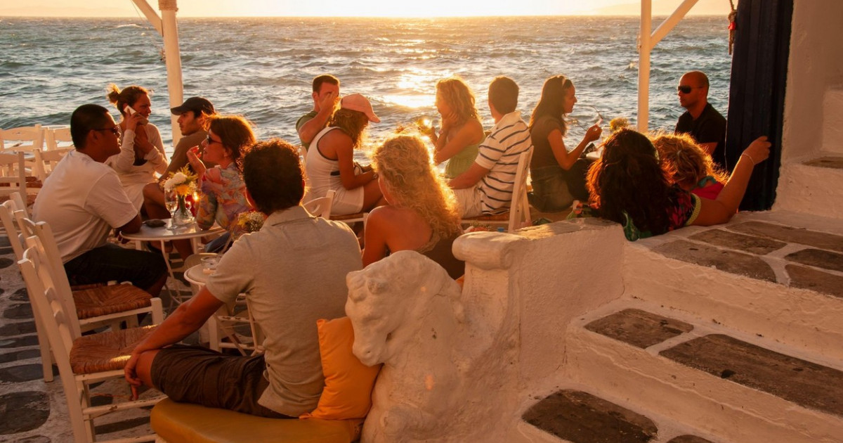 Περιορισμοί στο ελληνικό νησί της Μυκόνου.  Χωρίς μουσική σε εστιατόρια και μπαρ, η κυκλοφορία απαγορεύεται τη νύχτα