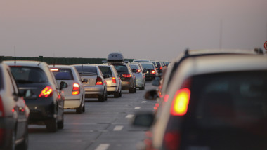 masini in coloana pe doua benzi a autostrazii a2 soarelui