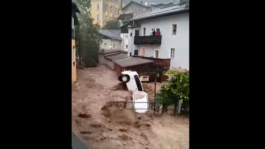 masina rasturnat in bot in mijlocul inundatiilor din orasul hallein