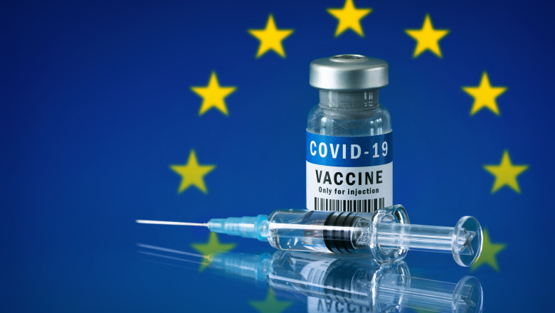 doza de vaccin si seringa pe fondul unui steag al uniunii europene