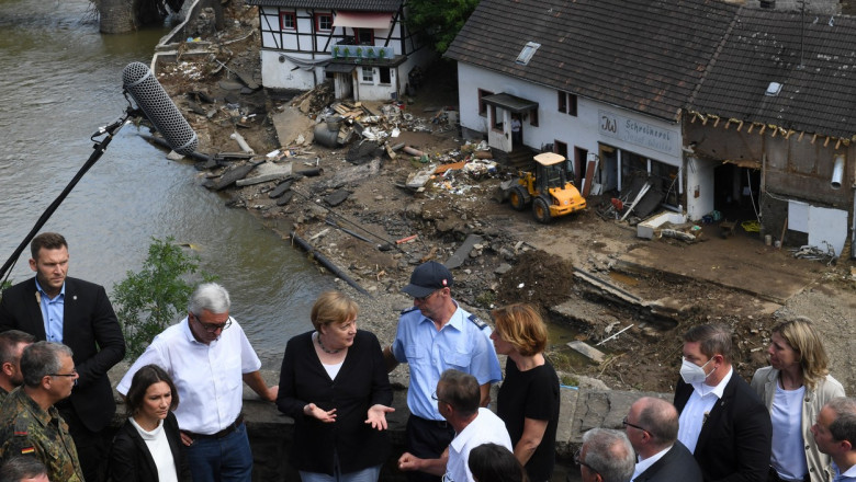 Angela Merkel a vizitat zonelel devasate de inundații în Germania.