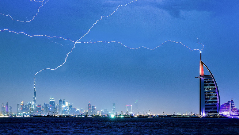Furtună cu fulgere în Emiratele Arabe Unite