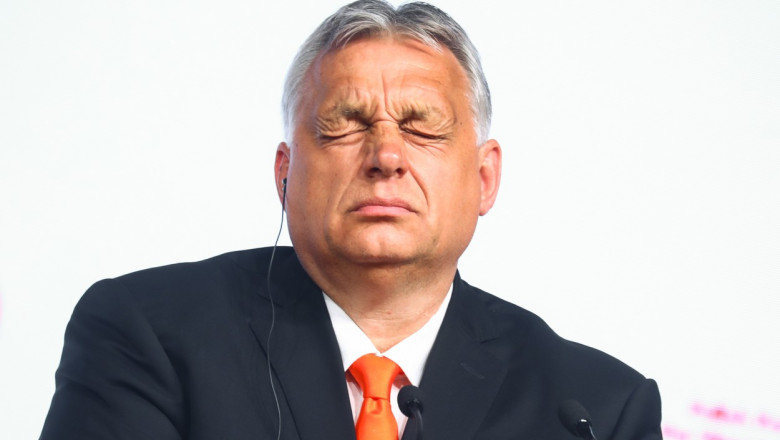 Viktor Orban cu ochii închiși