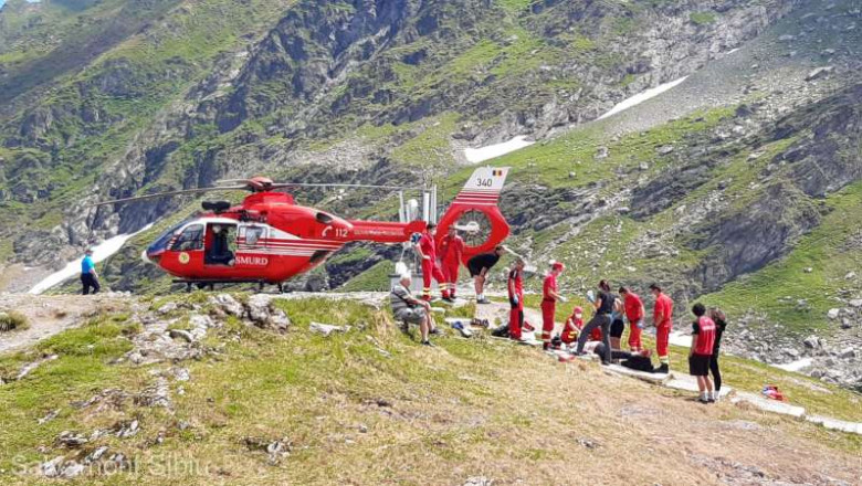 Elicopter SMURD la o intervenție pe munte.