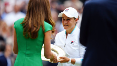 Ashleigh-Barty primește trofeul la Wimbledon 2021.