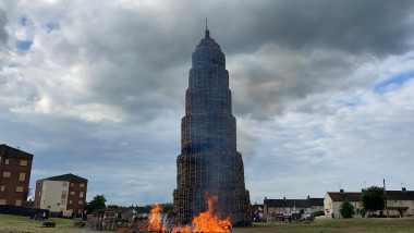 foc de tabără imens pentru comemorarea bataliei de la Boyne în irlanda de nord